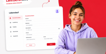 Junge Frau im lila Hoodie sitzt lächelnd vor einem Laptop. Im Hintergrund ist eine digitale Lebenslauf-Maske von Lehrberuf.info mit Formularfeldern für persönliche Daten zu sehen. Auf dem Tisch liegen ein Smartphone, ein Notizbuch und ein roter Stift.