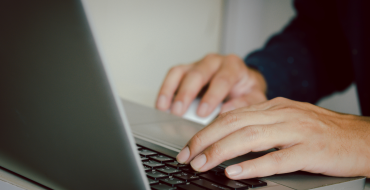 Nahaufnahme von Händen, die auf einer Laptop-Tastatur tippen – Symbolbild für SEO-Optimierung und digitale Arbeit