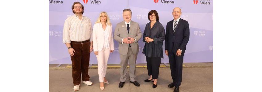 Präsentation der neuen Plattform für kommunale Jobs und Lehrstellen in Wien Fünf Personen stehen bei einer offiziellen Präsentation der Plattform wirsindstadt.at vor einem Hintergrund mit dem Logo der Stadt Wien. Die Plattform informiert über Jobs und Lehrstellen in Städten und Gemeinden Österreichs.