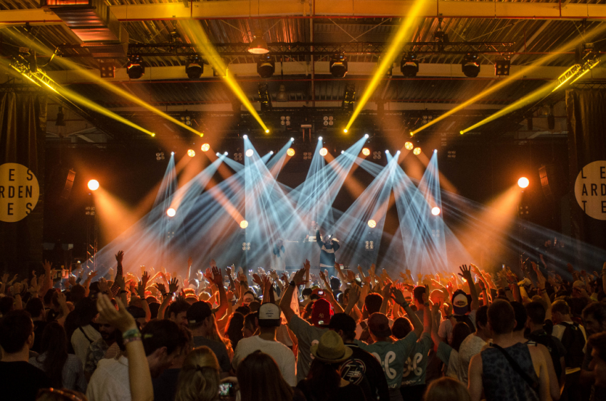 Eventstimmung & Organisationstalent – dein Einstieg ins Eventbusiness Großes Konzert oder Event mit Lichtshow und jubelndem Publikum – Symbolbild für die dynamische Arbeitswelt von Eventkaufleuten.
