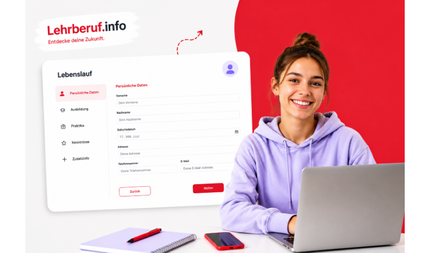 Junge Frau im lila Hoodie sitzt lächelnd vor einem Laptop. Im Hintergrund ist eine digitale Lebenslauf-Maske von Lehrberuf.info mit Formularfeldern für persönliche Daten zu sehen. Auf dem Tisch liegen ein Smartphone, ein Notizbuch und ein roter Stift.