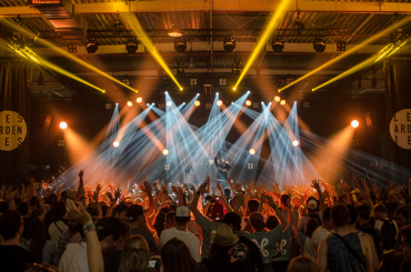 Großes Konzert oder Event mit Lichtshow und jubelndem Publikum – Symbolbild für die dynamische Arbeitswelt von Eventkaufleuten.
